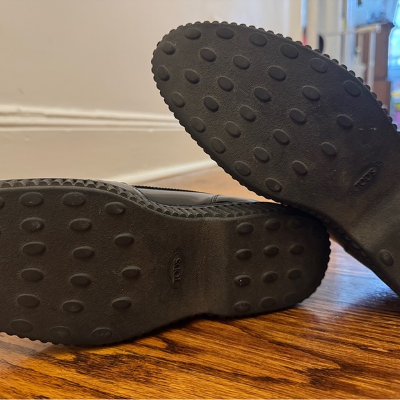 Tod's Classic Black Leather Women's Loafers - Picture 4 of 7